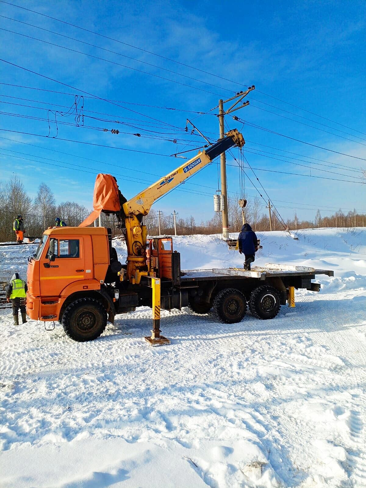 Кран-манипулятор у железнодорожных путей